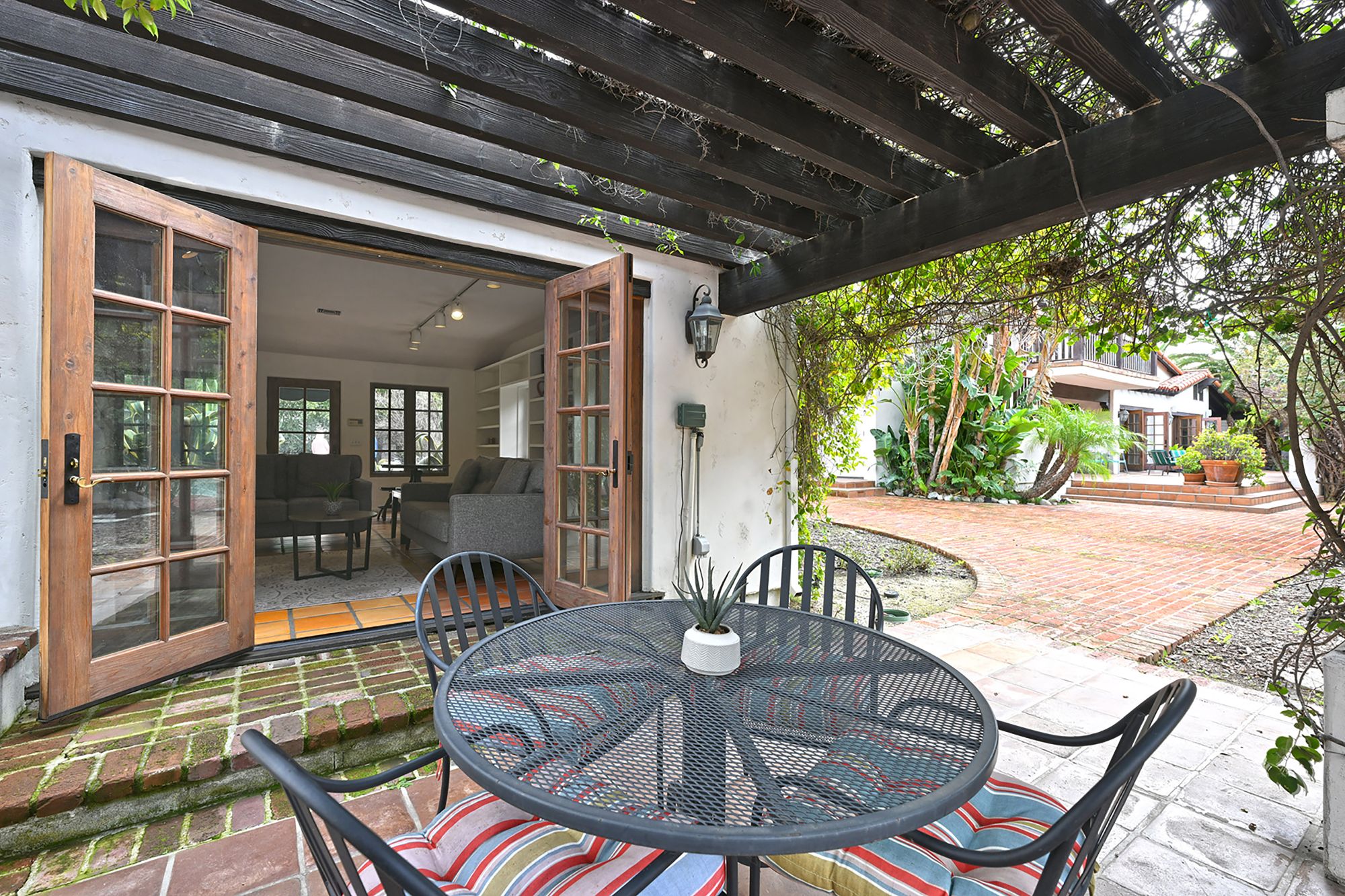 listing-img
